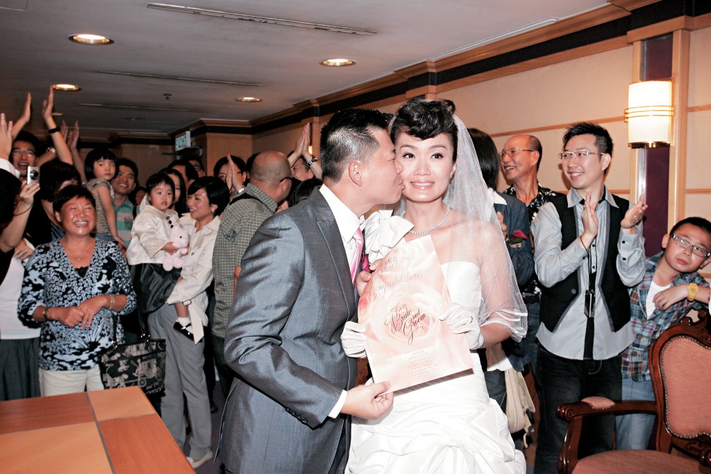 方健儀與洪楚恆結婚時,不少新聞部同事到場祝賀。