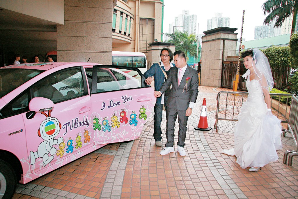 當時TVB更借出TVBudty車作為婚禮花車。