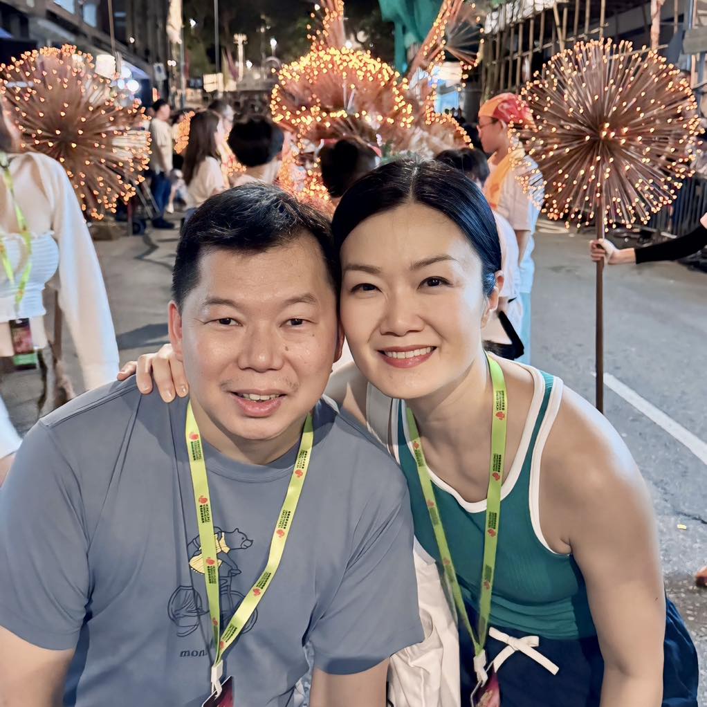 方健儀經常與丈夫洪楚恒結伴外遊。