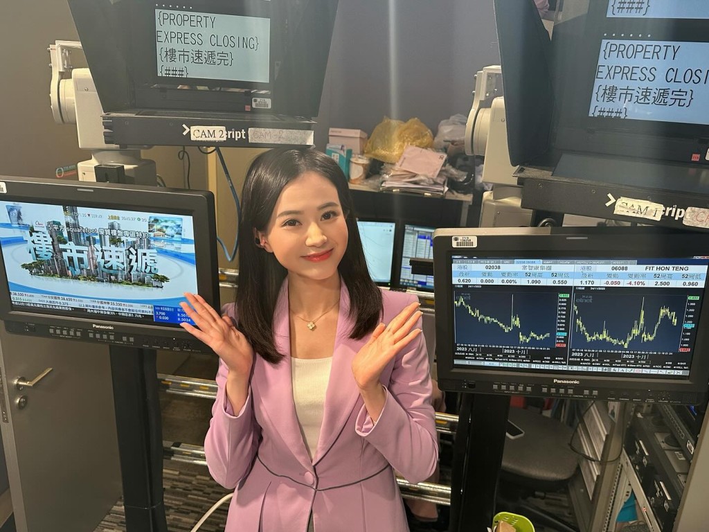 余琦琪分享多張坐在新聞主播台的照片。