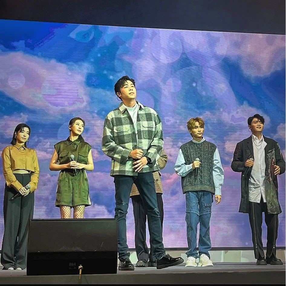 張子丰亦以歌手身份推出過歌曲。