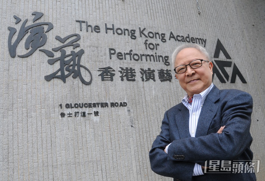 鍾景輝在演藝界地位崇高,曾在香港演藝學院任教17年。