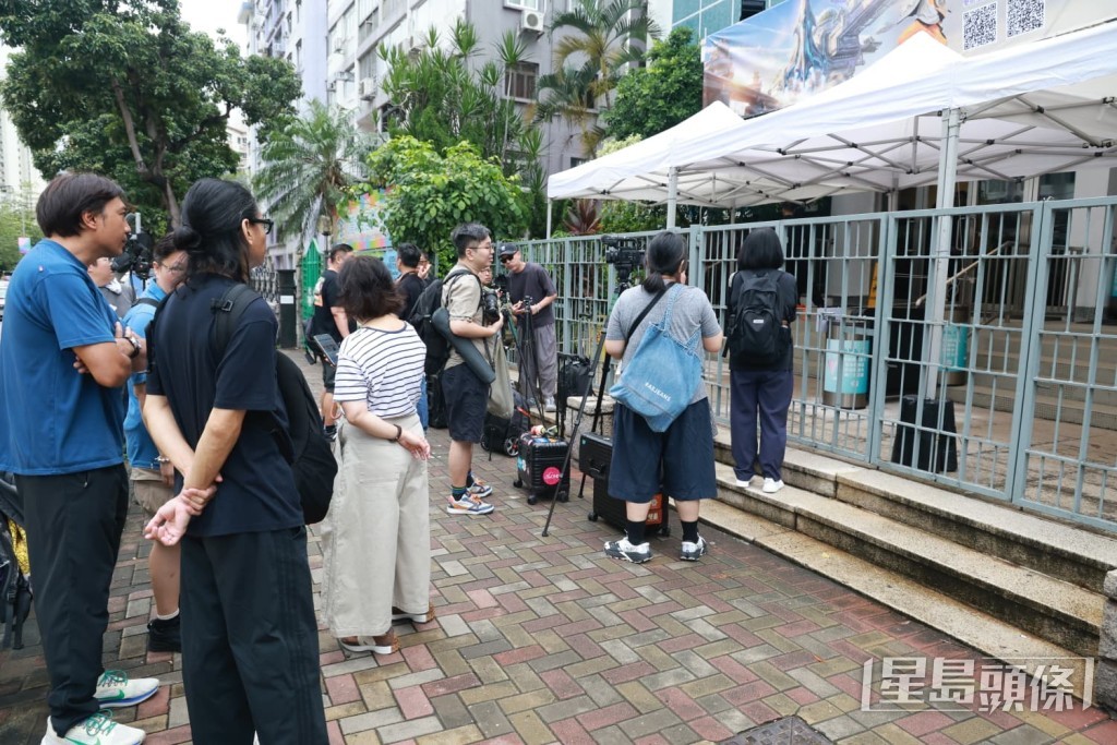 大批傳媒在場外守候。