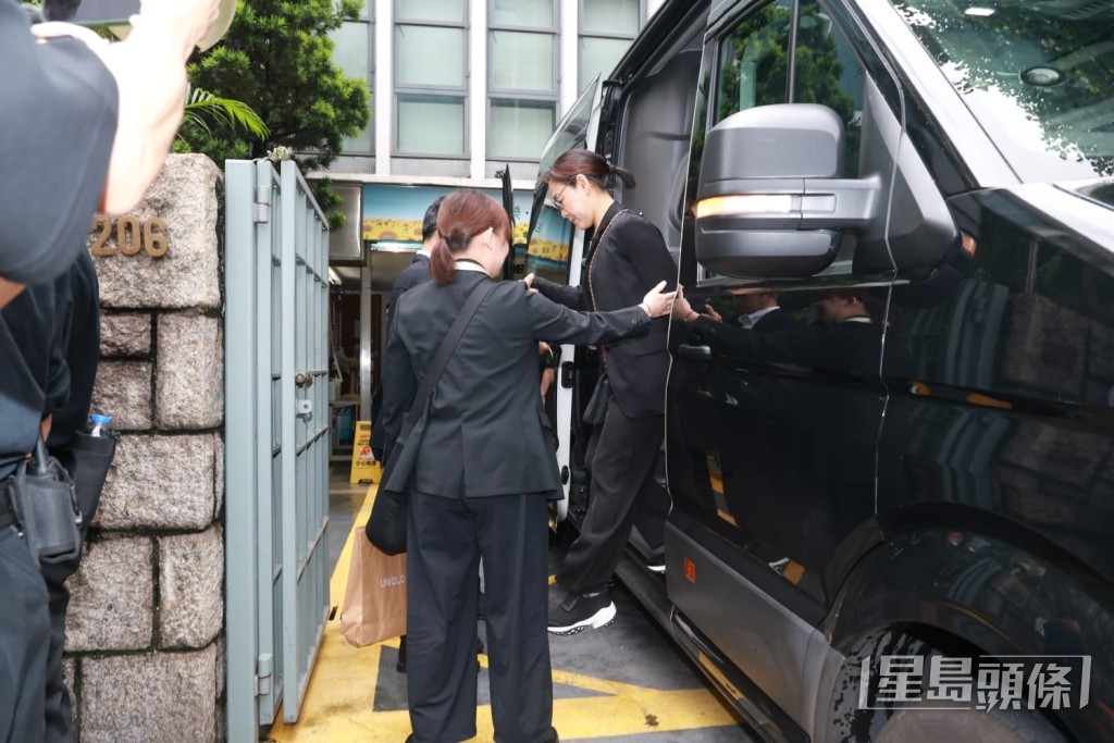 鍾景輝的靈柩在家人陪同下移入禮堂。