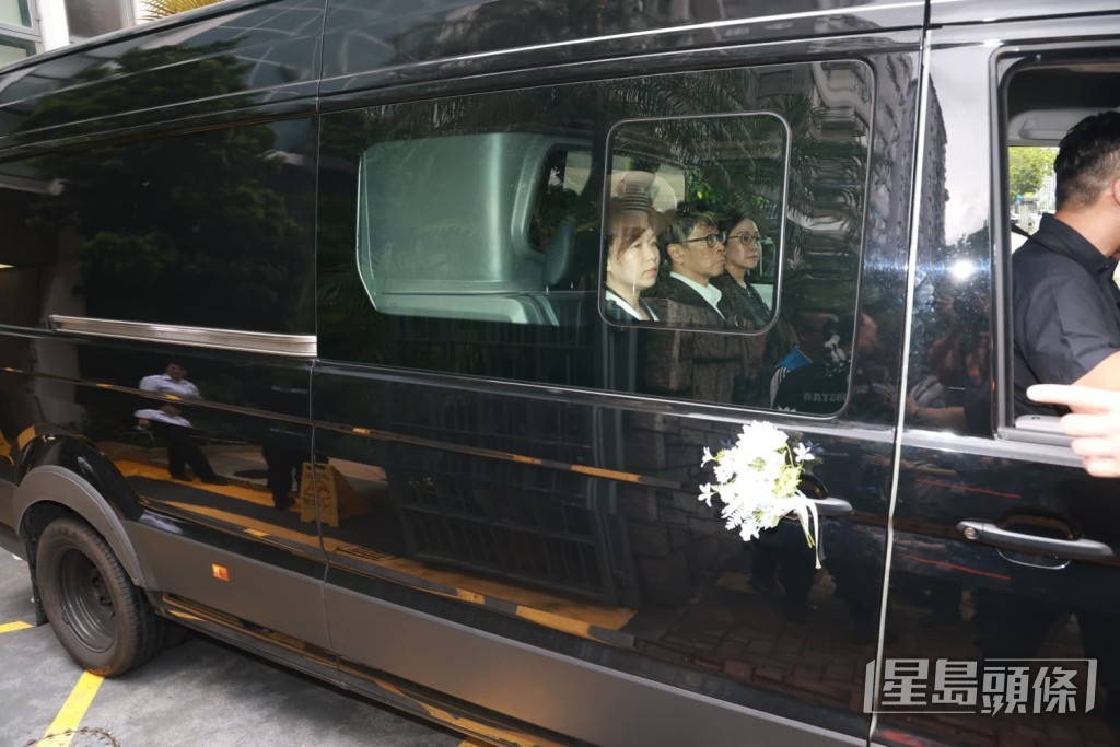 鍾景輝的家人乘坐靈車抵達。