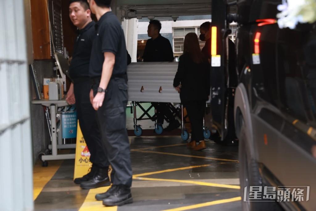 載著鍾景輝靈柩的靈車於上午9時13分到達九龍城浸信會。