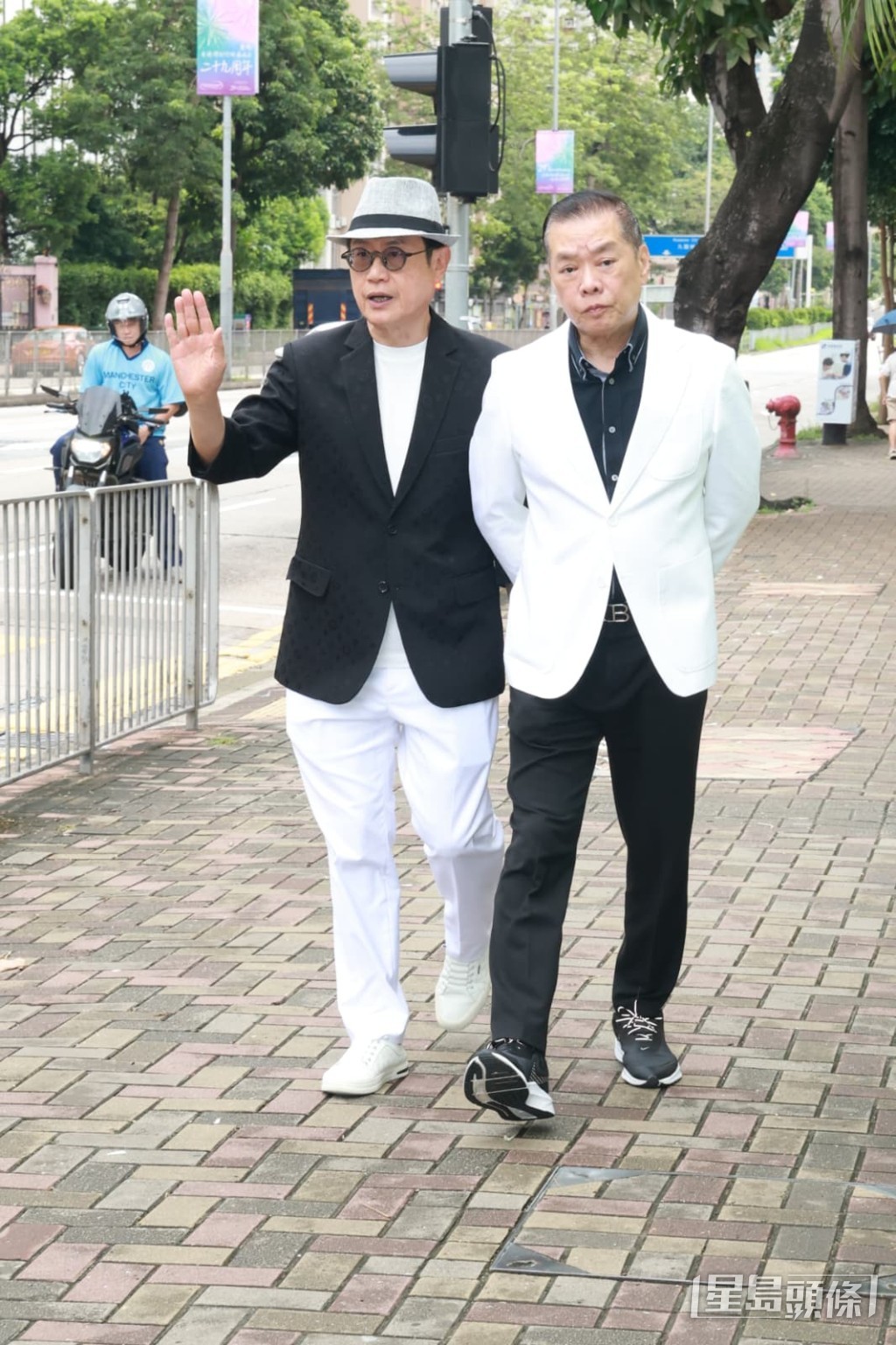 鄧英敏到場致意。