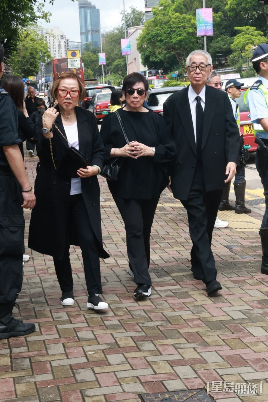 周梁淑怡(中)、蔡和平與太太到場致意。