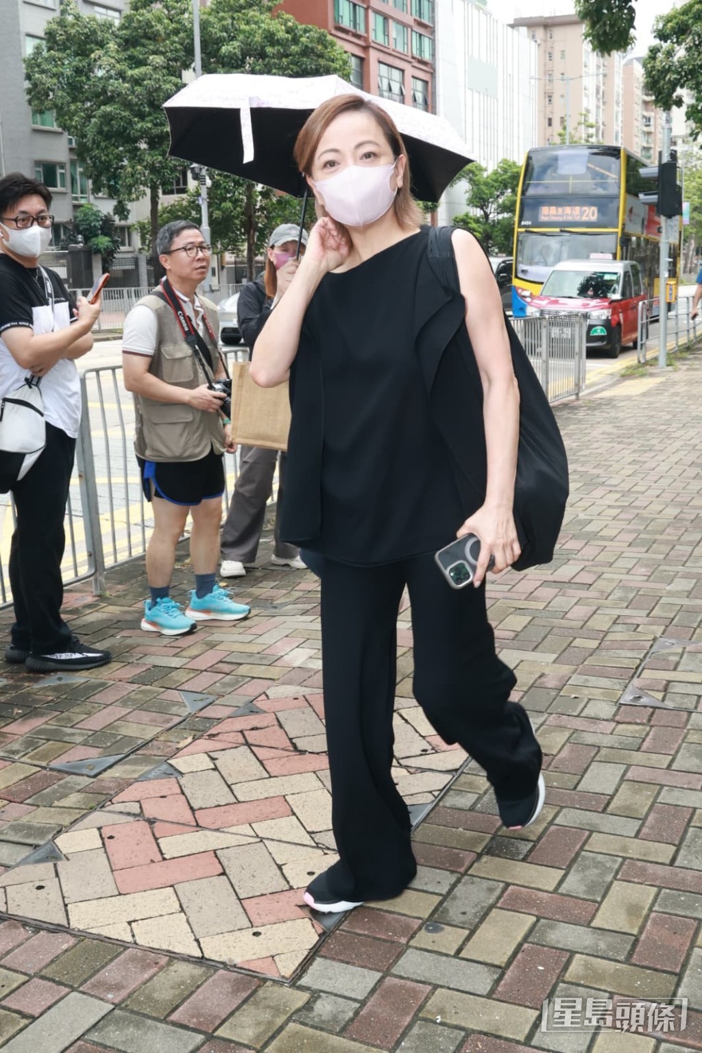 鄧萃雯到場致意。