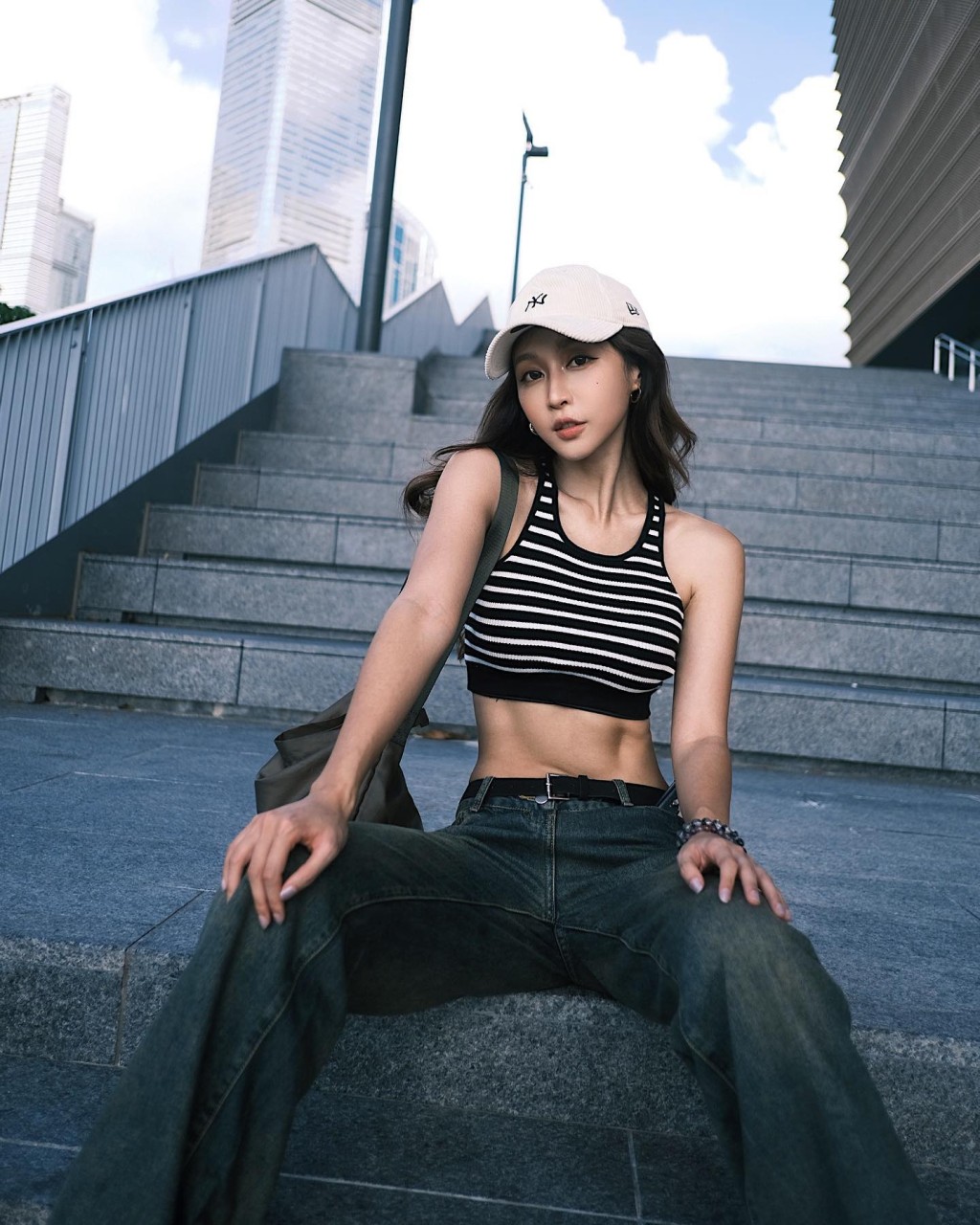 樂宜身材健美,腹肌線條明顯。