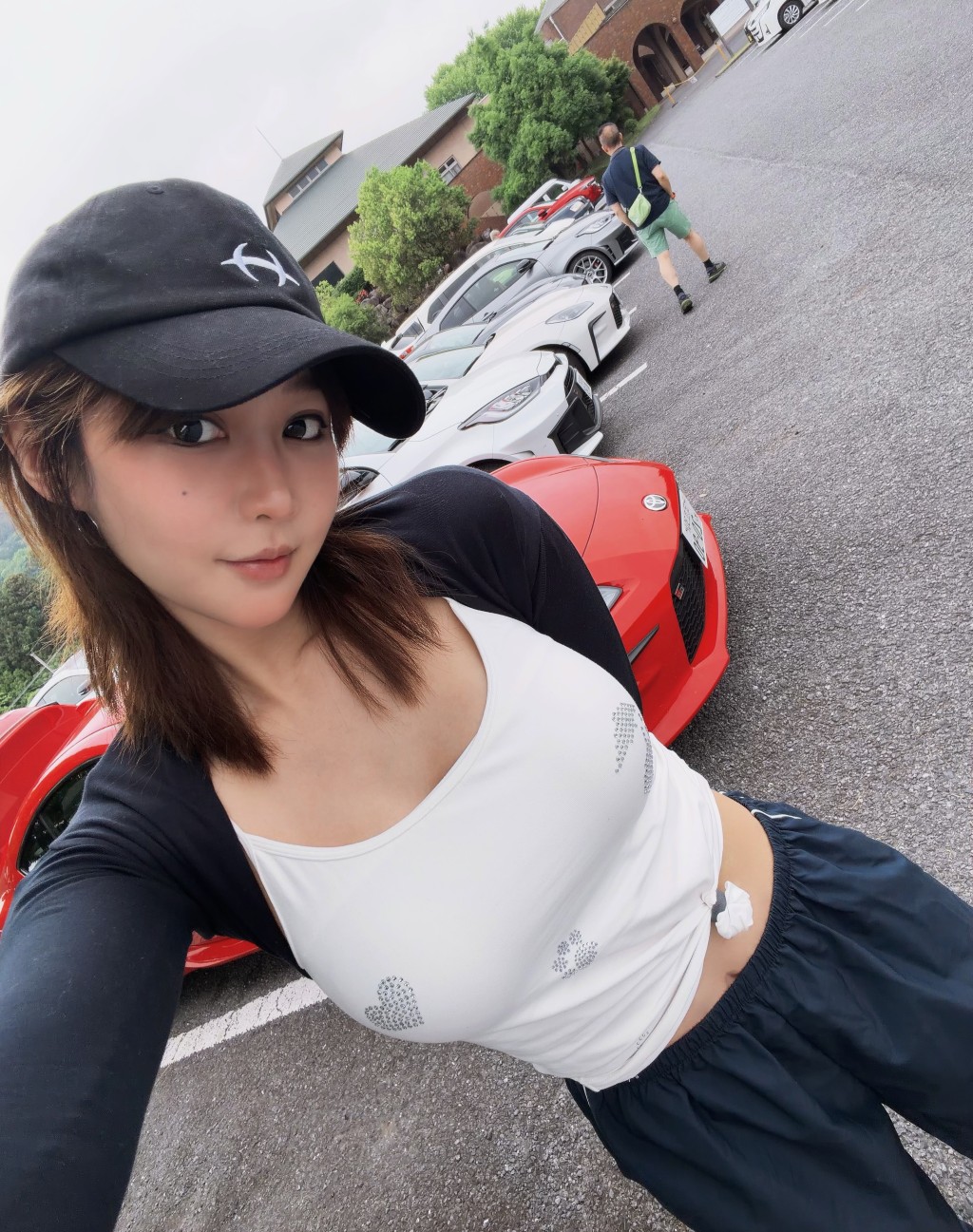 樂宜與名車合照。