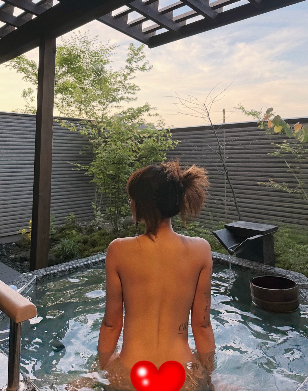 樂宜分享「全裸浸溫泉」的背面照片。
