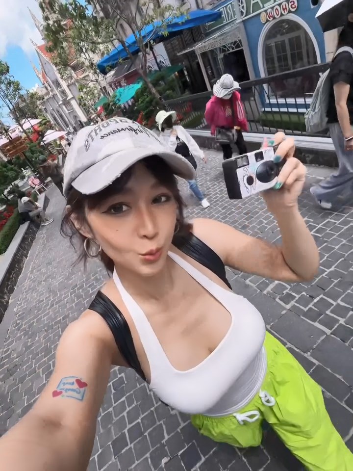 樂宜手持菲林相機,在峴港街頭拍照。