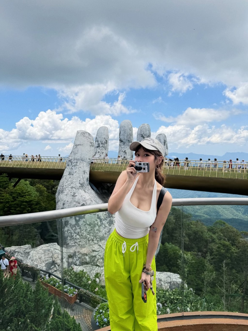 樂宜在佛手金橋上手持菲林相機留念。