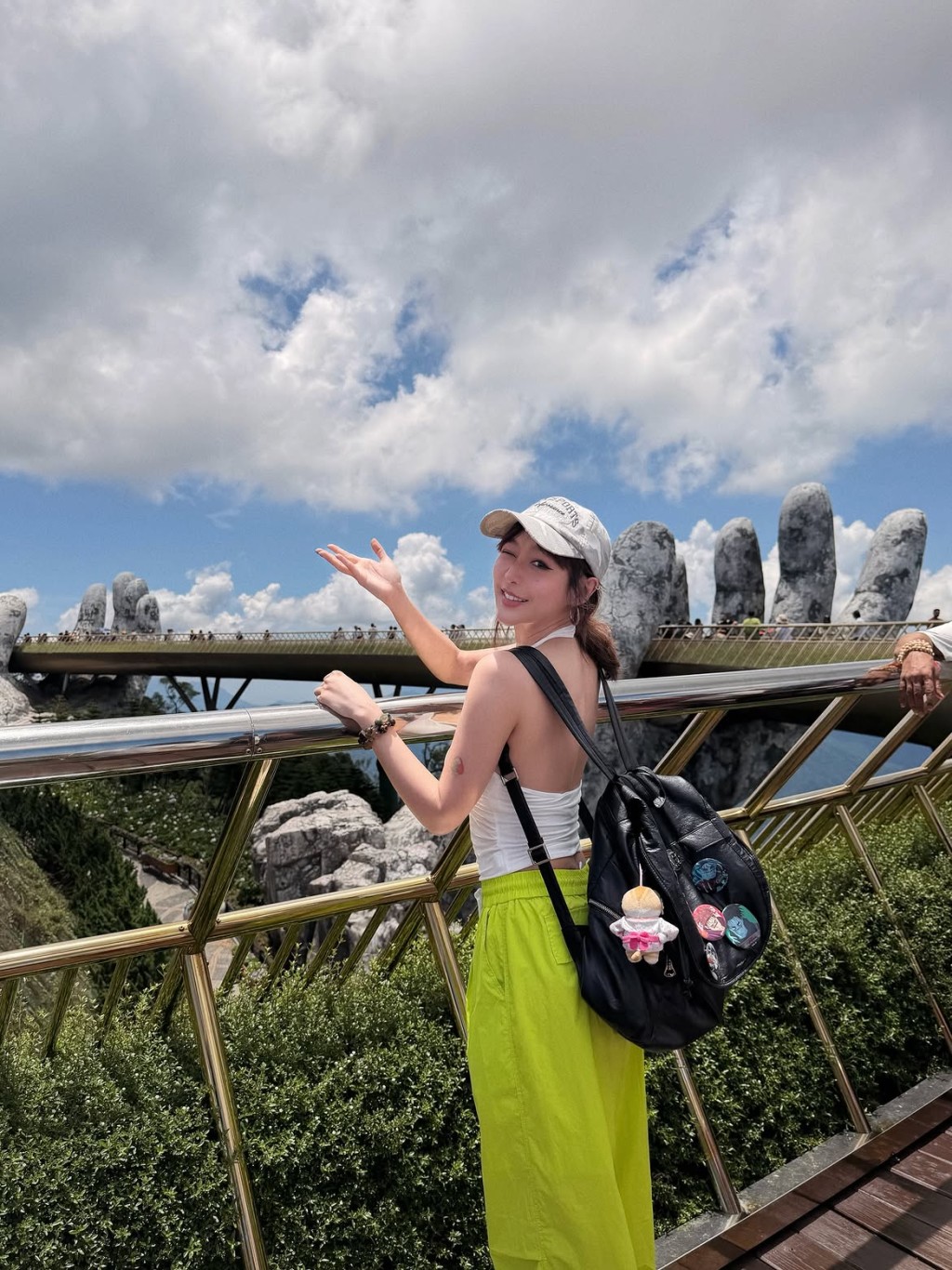樂宜暢遊峴港著名景點佛手金橋。