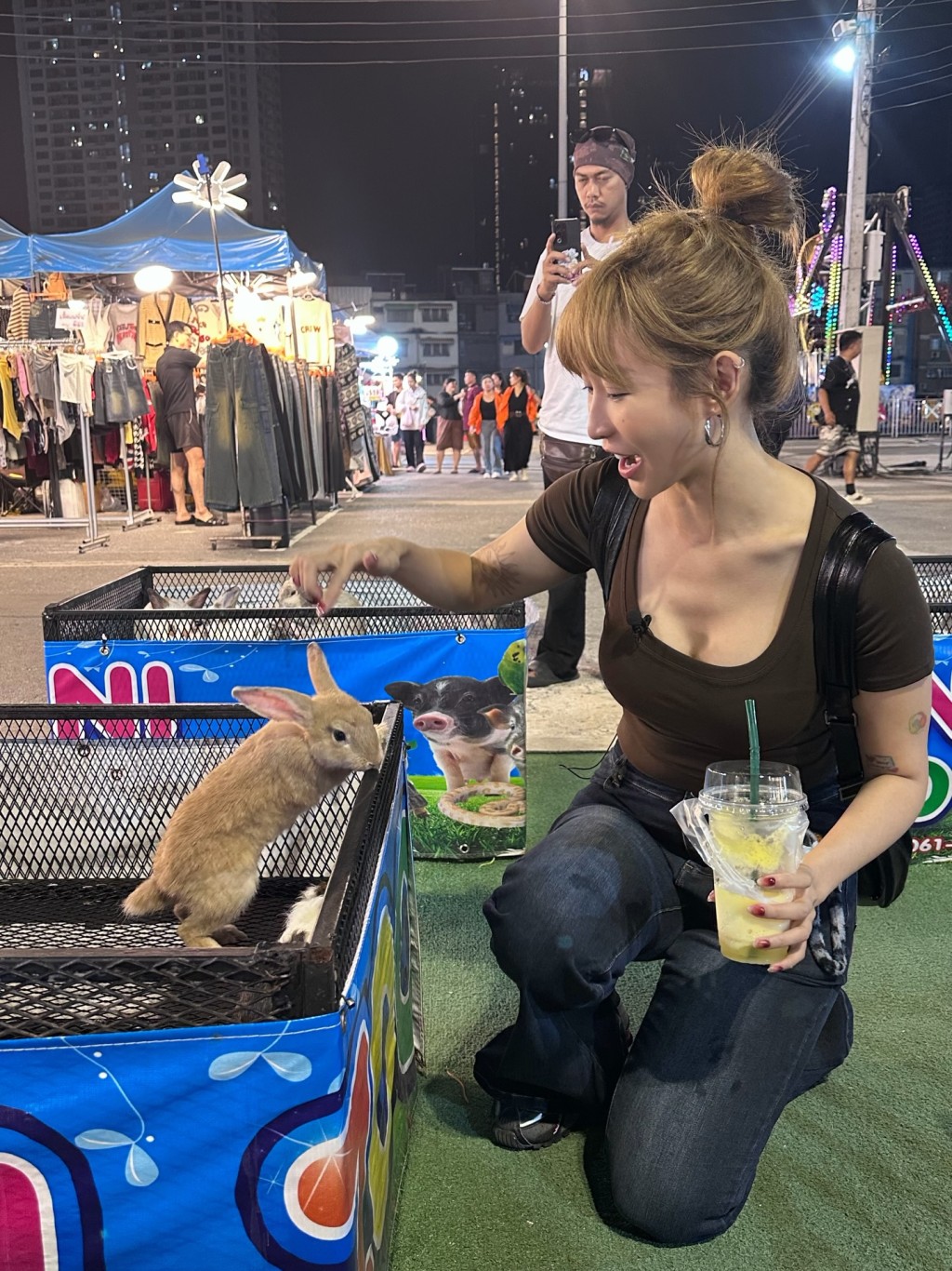 樂宜餵飼小動物,展現愛心一面。