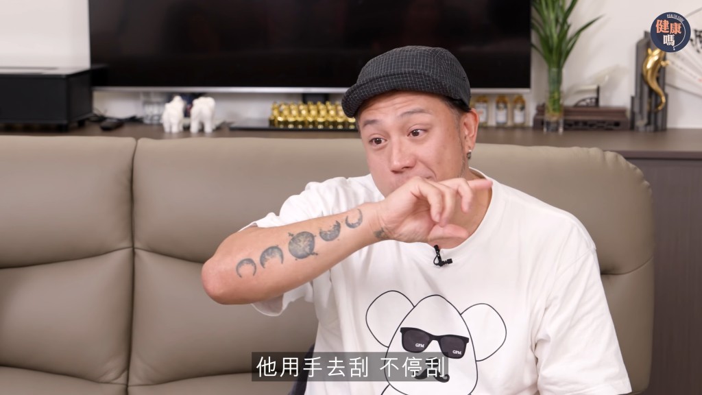 張致恒示範二仔因身體不適而做出「用手去刮、不停刮」的自傷動作。(影片截圖:《健康嗎》)