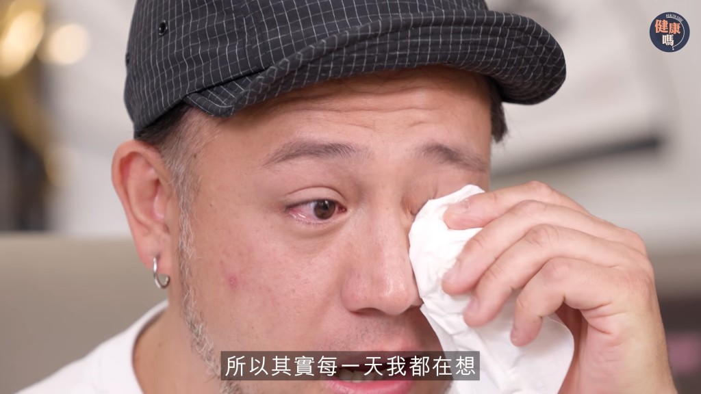 張致恒談及對兒子的期盼時難掩心酸,拿紙巾拭淚。(影片截圖:《健康嗎》)