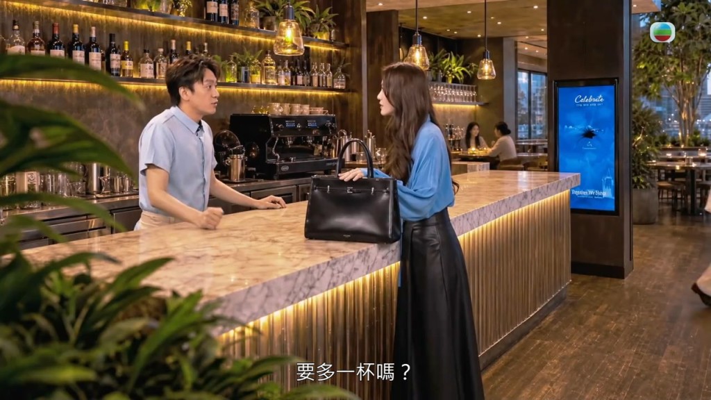 有網民發現，吳若希的手在畫面中與一隻「怪手」完全重疊。