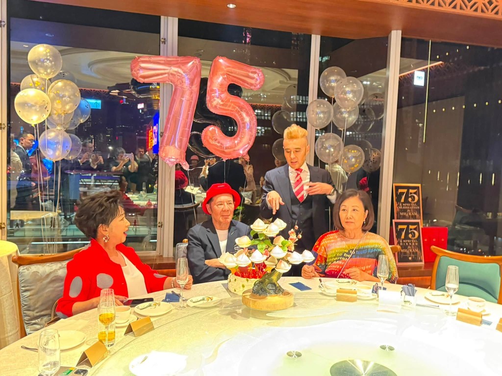 甘國亮在生日會上雙臂交叉抱在胸前。