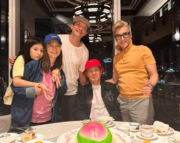 甘國亮獲張震一家及密友王士維（右）預祝75歲生日。