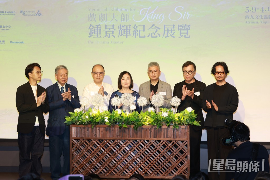 (左起)馮海林、陳健彬、鍾至權、汪明荃、劉震、譚兆民、謝君豪出席鍾景輝紀念展。