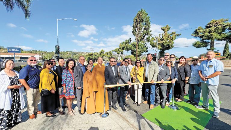 蘇麗絲與來賓為柯麗瑪路改善工程竣工剪綵。 記者陸新攝
