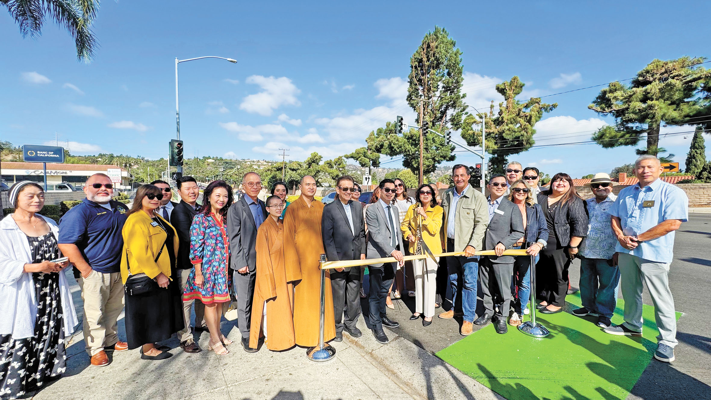 蘇麗絲與來賓為柯麗瑪路改善工程竣工剪綵。 記者陸新攝