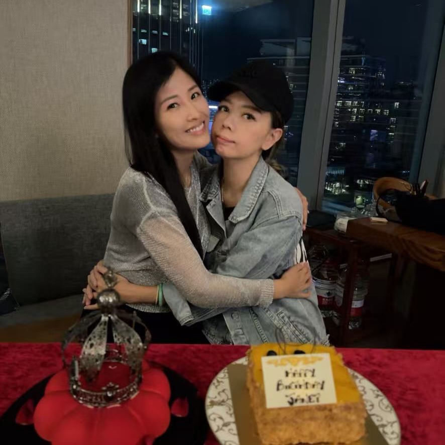 鍾麗淇(右)攬着壽星女周家蔚,但面部表情較為僵硬。