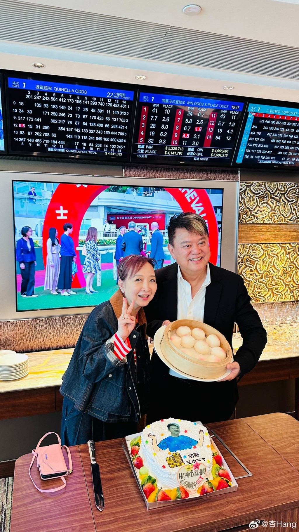黃杏秀陪伴陳百祥在馬場包廂內,甜蜜慶祝生日及享用壽桃。