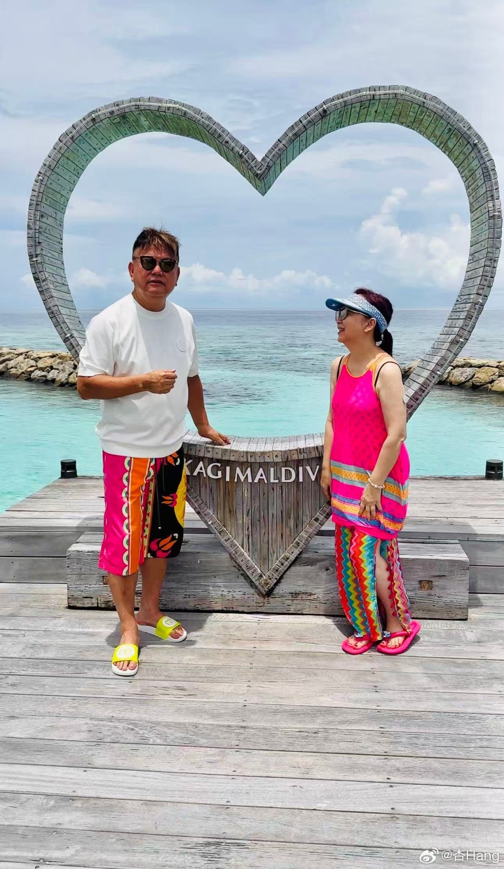 陳百祥與黃杏秀在巨型心形裝置前合照,黃杏秀身形圓潤,洋溢著幸福氣息。