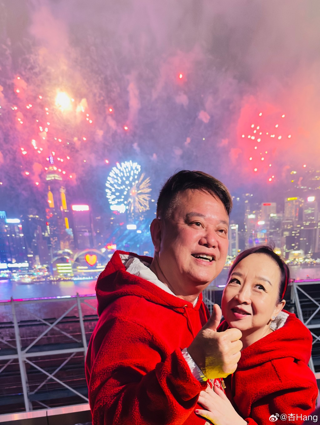 陳百祥與黃杏秀甜蜜地一同觀賞煙花。