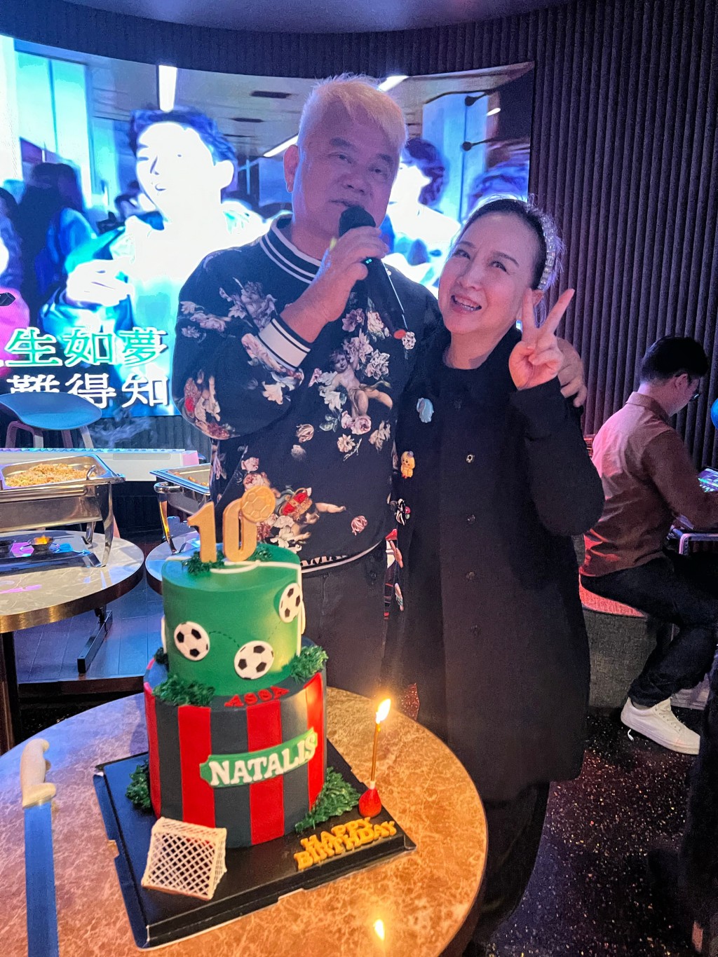 陳百祥與太太黃杏秀沒有生育子女。