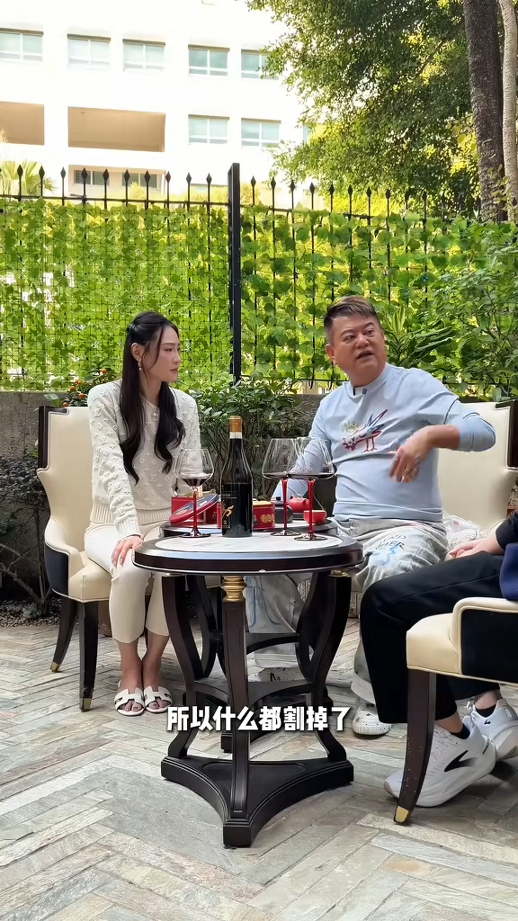 陳百祥表示,太太黃杏秀三個月後發現盲腸穿窿,手術後「她甚麼都割掉了」。
