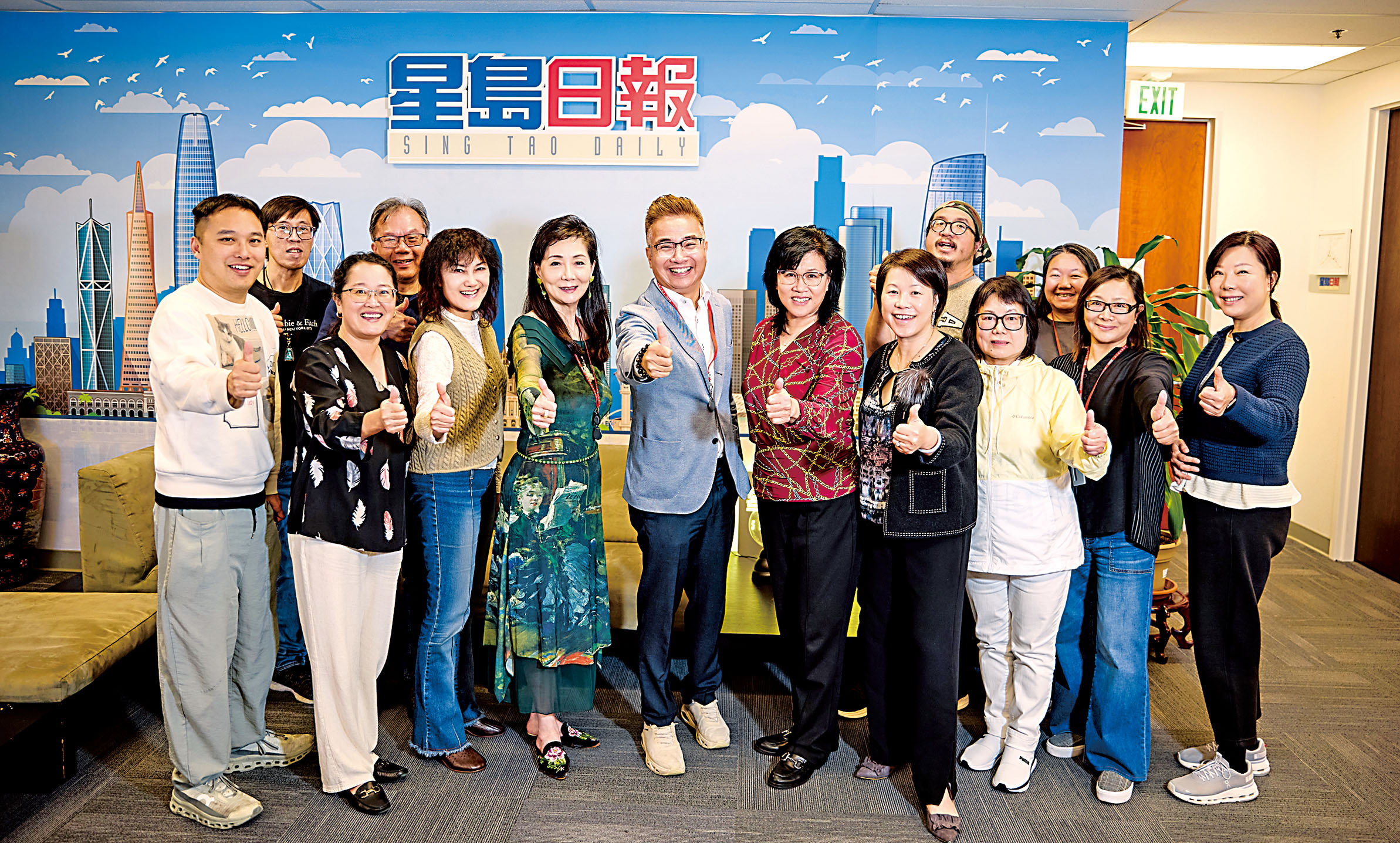 《星島日報》北美洲行政總裁黃安信（前排中間）與美西版團隊合影。記者彭詩喬攝