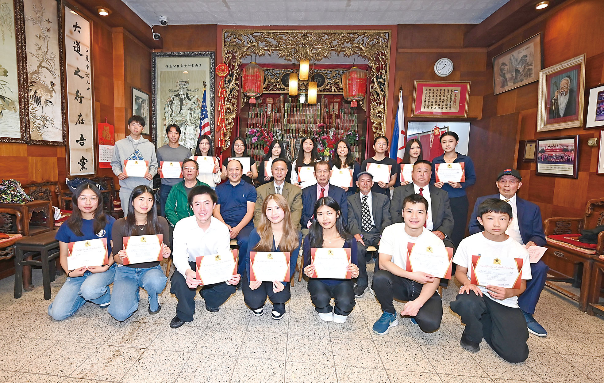 黃氏主席華棟、副主席勁宏;獎學金評判組召集人若愚;評議長操杰;中文書記華羨、黃氏萬石基金會委員偉蔭與獲獎學生合影。馬紅兵攝