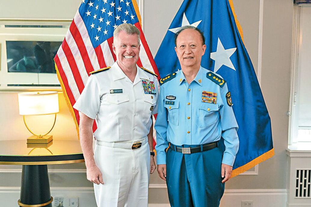 美軍太平洋司令部司令帕帕羅與解放軍東部戰區司令員楊志斌,在加拿大舉行的亞太國防軍司令會議期間會晤。網上圖片