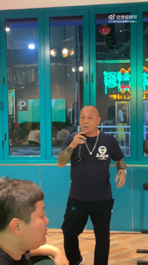 吳志雄不時會接登台工作以增加收入。