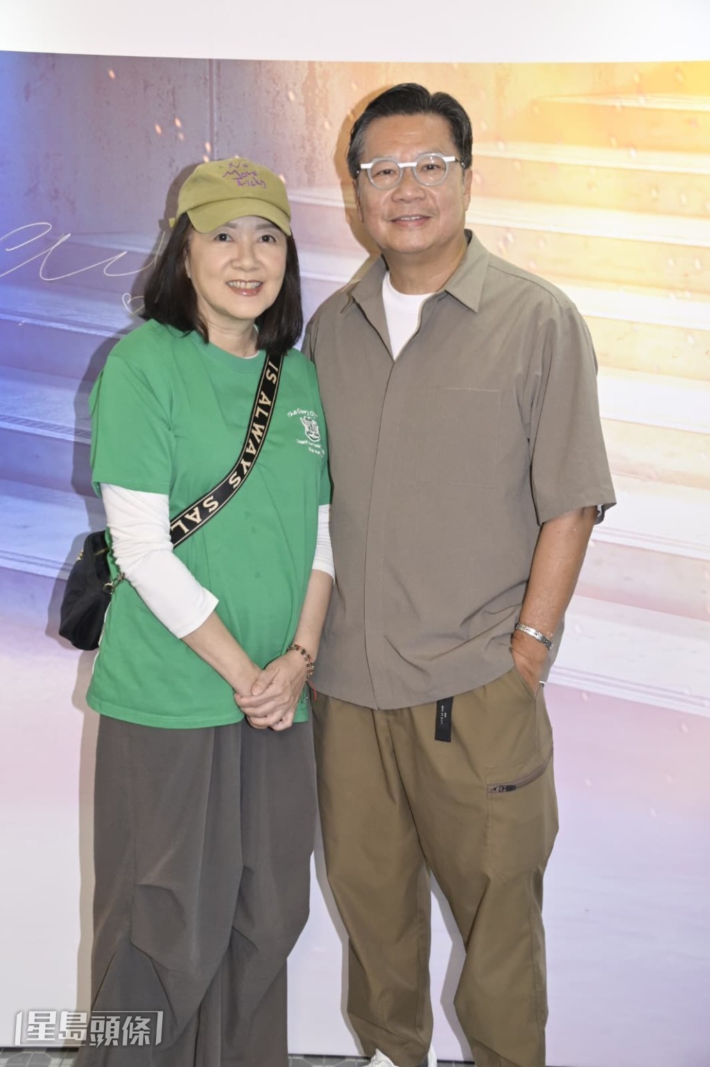 鄭子誠與太太一同現身。