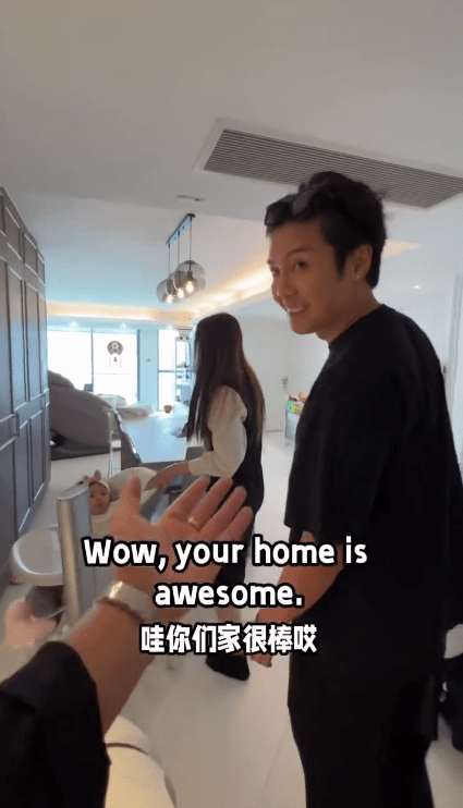 葉泓聲滿意地介紹客廳,指其舒適寬敞且採光良好。