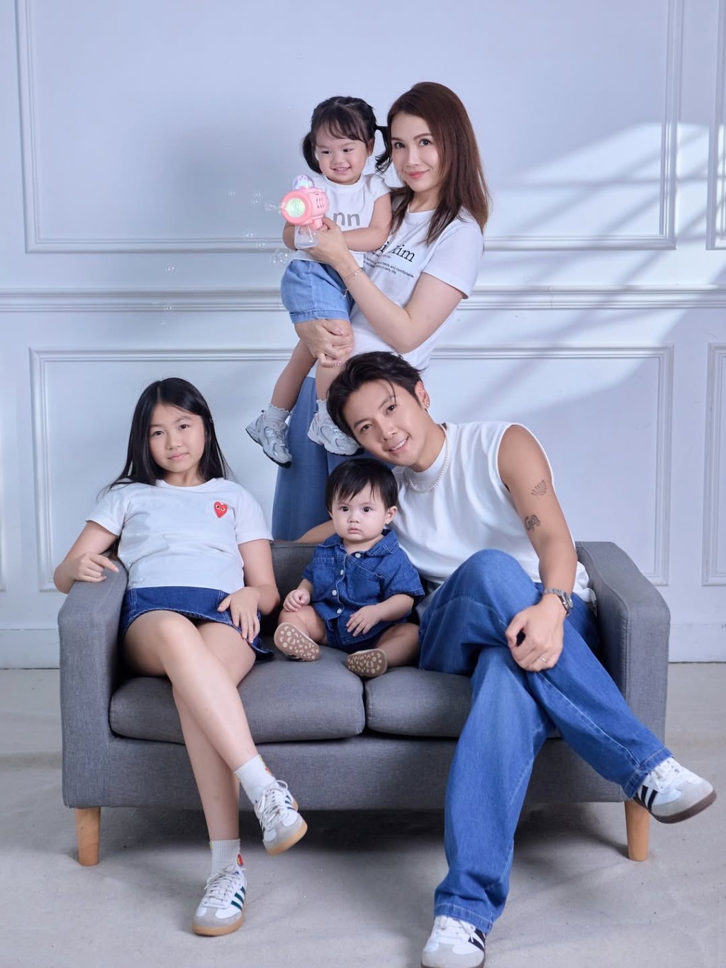 葉泓聲與陳樂榣一家五口同住。