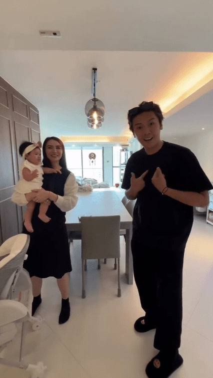 葉泓聲與太太陳樂榣抱著小女兒,畫面溫馨。