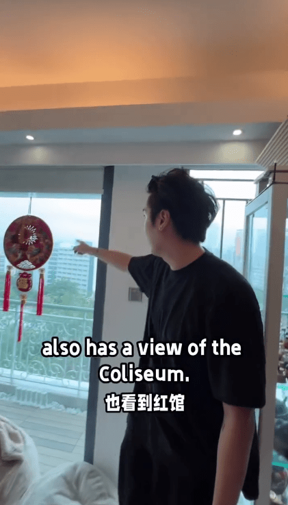 客廳大窗視野開闊,在家中即可望見紅館。