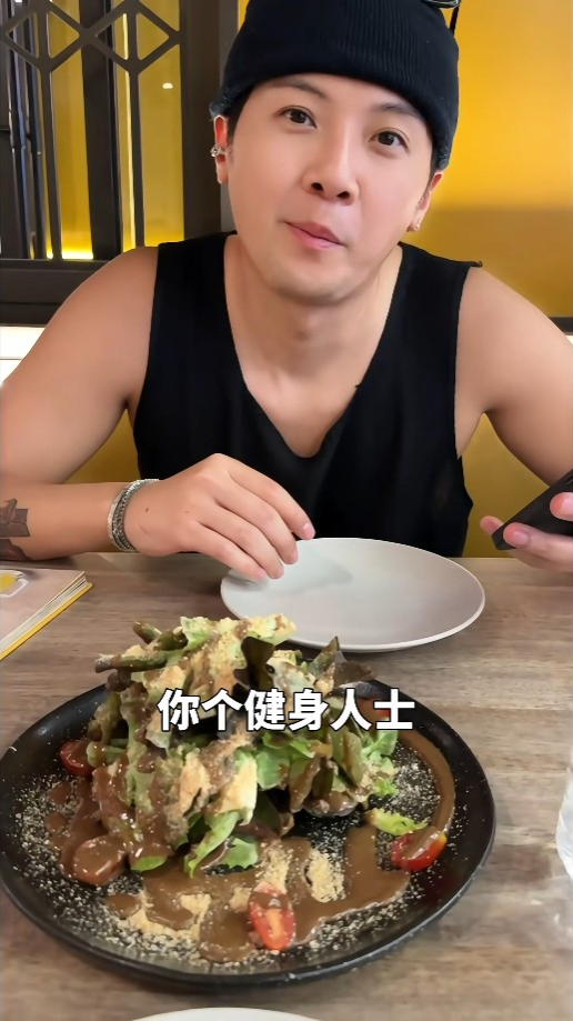 葉泓聲在吃沙律。