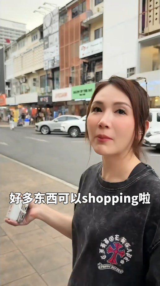 陳樂榣之後帶丈夫去購物。