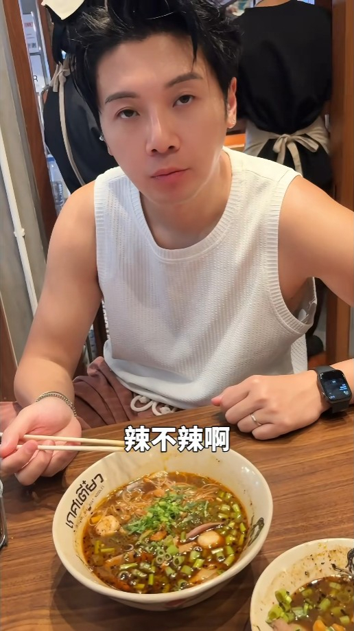 葉泓聲因為食物太辣,吃得表情扭曲。