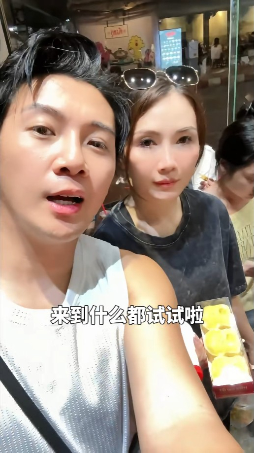 葉泓聲與陳樂榣排隊購買人氣店的蛋糕。