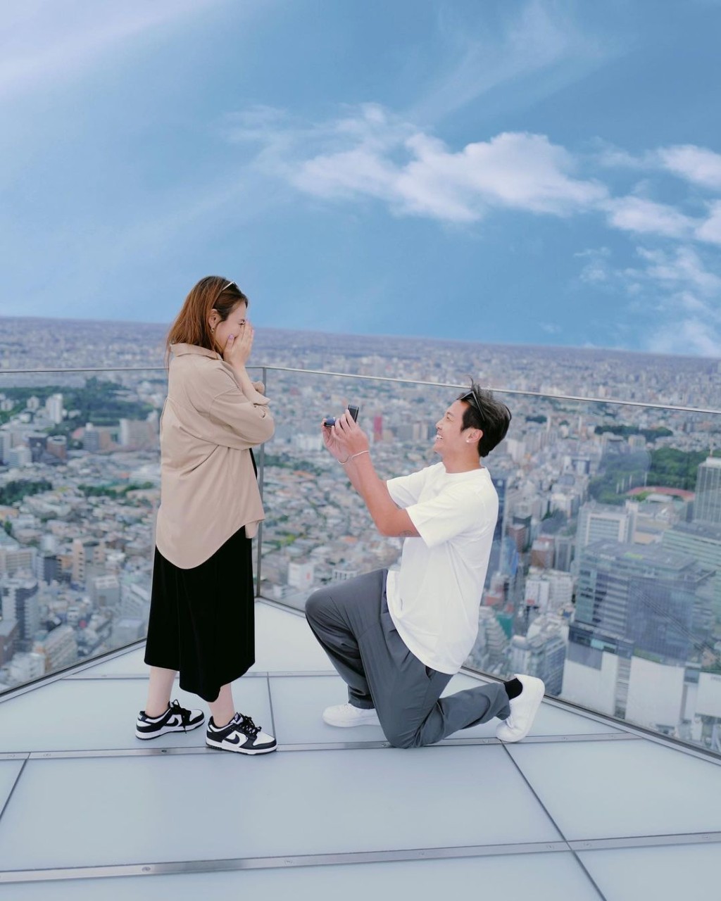 葉泓聲在日本向陳樂榣跪地求婚。
