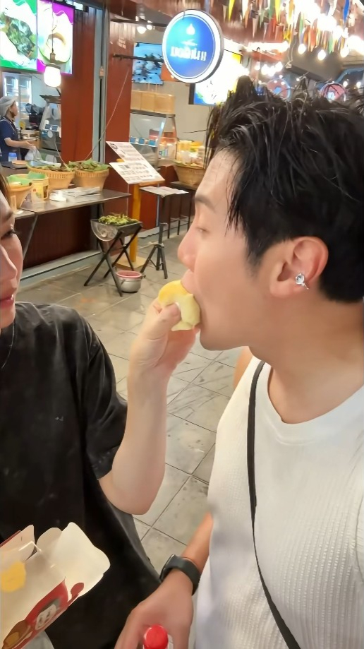 陳樂榣餵丈夫葉泓聲吃東西。