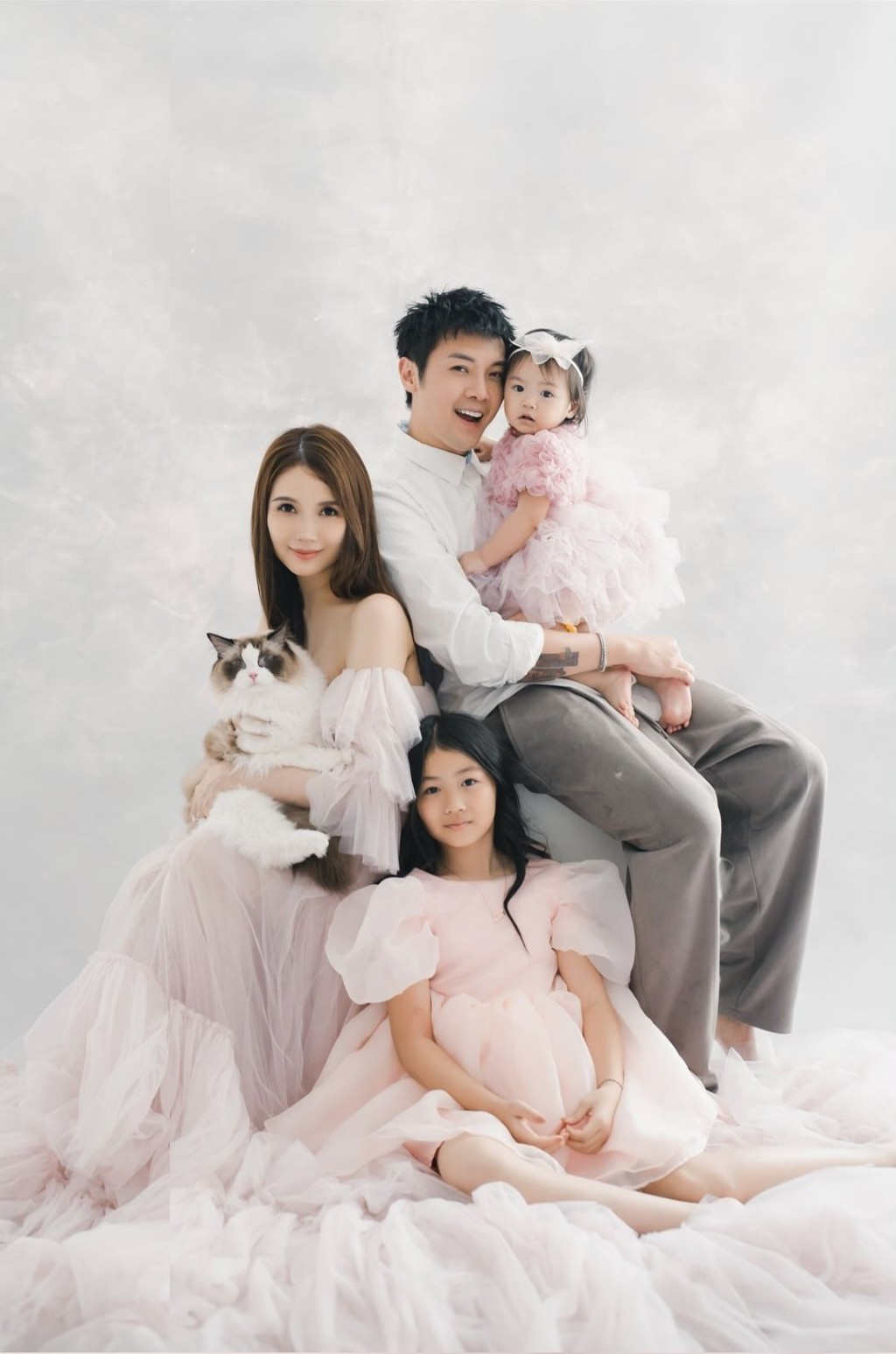陳樂榣與前夫所生的女兒,也有參與拍攝全家福。